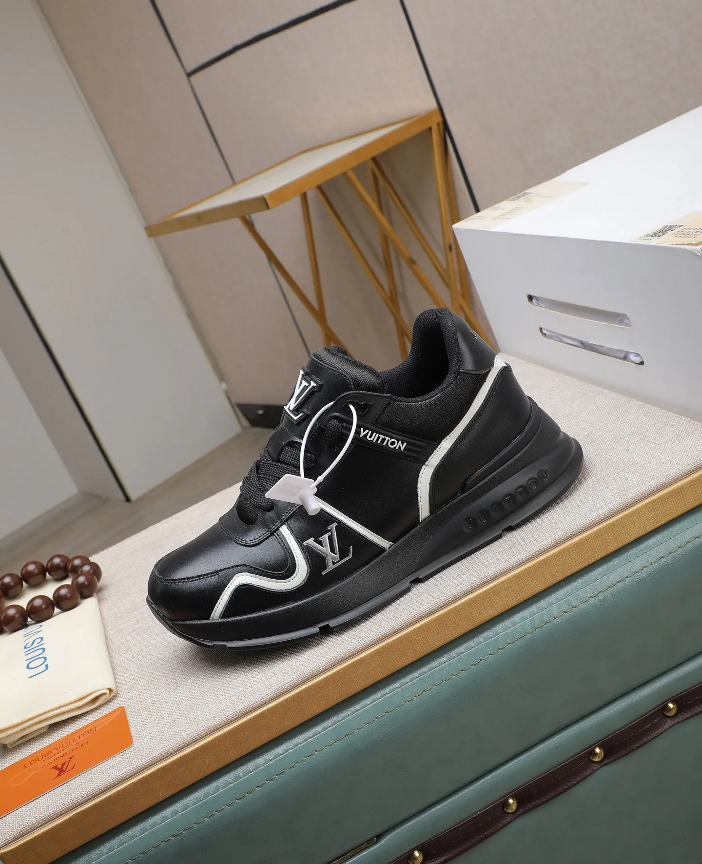 Men's shoes 💰600 📛📛【LOUIS VUITTON】New products synchronized on the official website 👟Milan fashion show style 🇰🇾🇰🇾LV family logo, celebrity style, a must-have for fashionistas ⚠️First-layer calfskin ➕Genuine leather lining ➕Official website original version special outsole 👞Number 38-44
